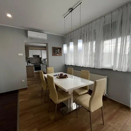 Apartamento Modern Two Bedroom Flat With Balcony